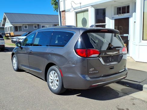 Used 2017 Chrysler Pacifica Touring-L FWD image 8