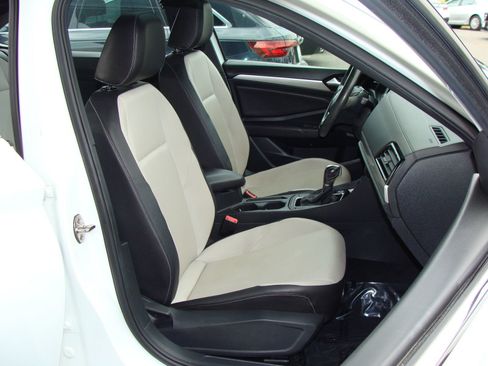 Used 2019 Volkswagen Jetta R-Line FWD image 10