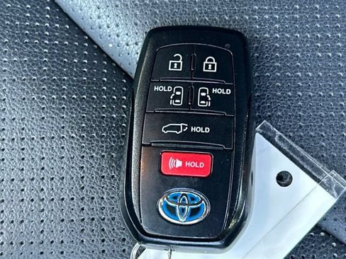 Used 2025 Toyota Sienna Platinum AWD/4WD image 60