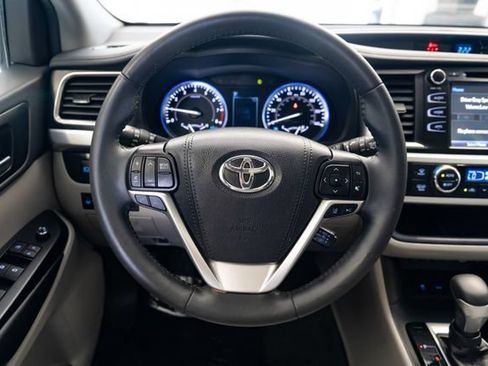 Used 2019 Toyota Highlander XLE AWD/4WD image 14
