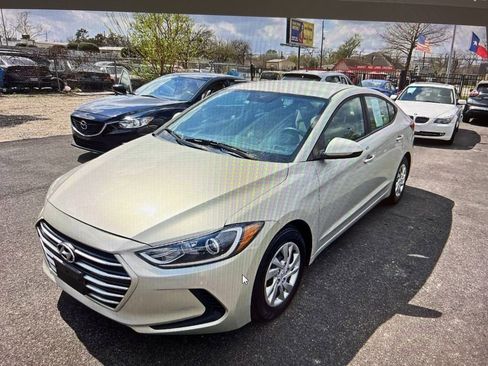 Used 2017 Hyundai Elantra SE image 1