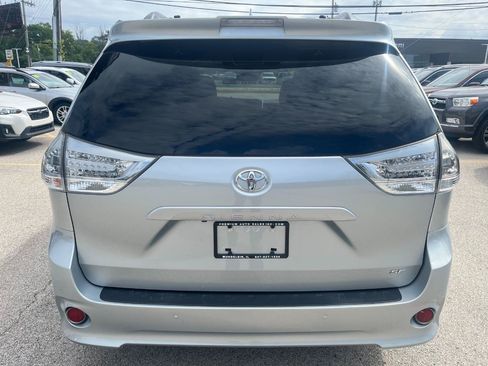 Used 2019 Toyota Sienna SE w/ SE Preferred Package FWD image 4
