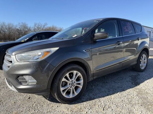 Used 2017 Ford Escape SE image 2
