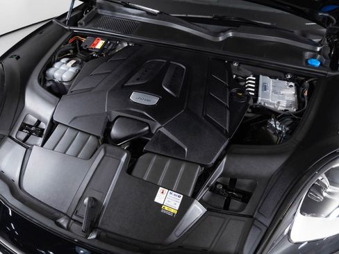 Used 2021 Porsche Cayenne Coupe image 9