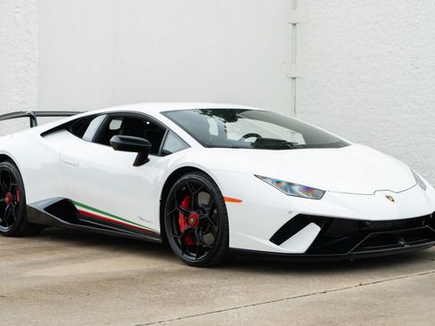 Used 2018 Lamborghini Huracan Performante AWD/4WD image 2