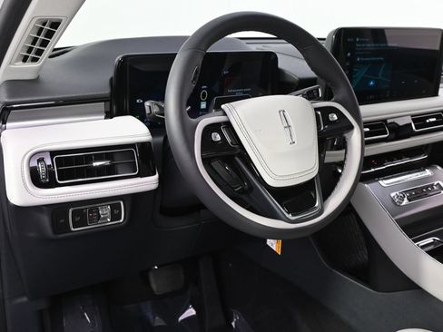 New 2026 Lincoln Aviator AWD image 11