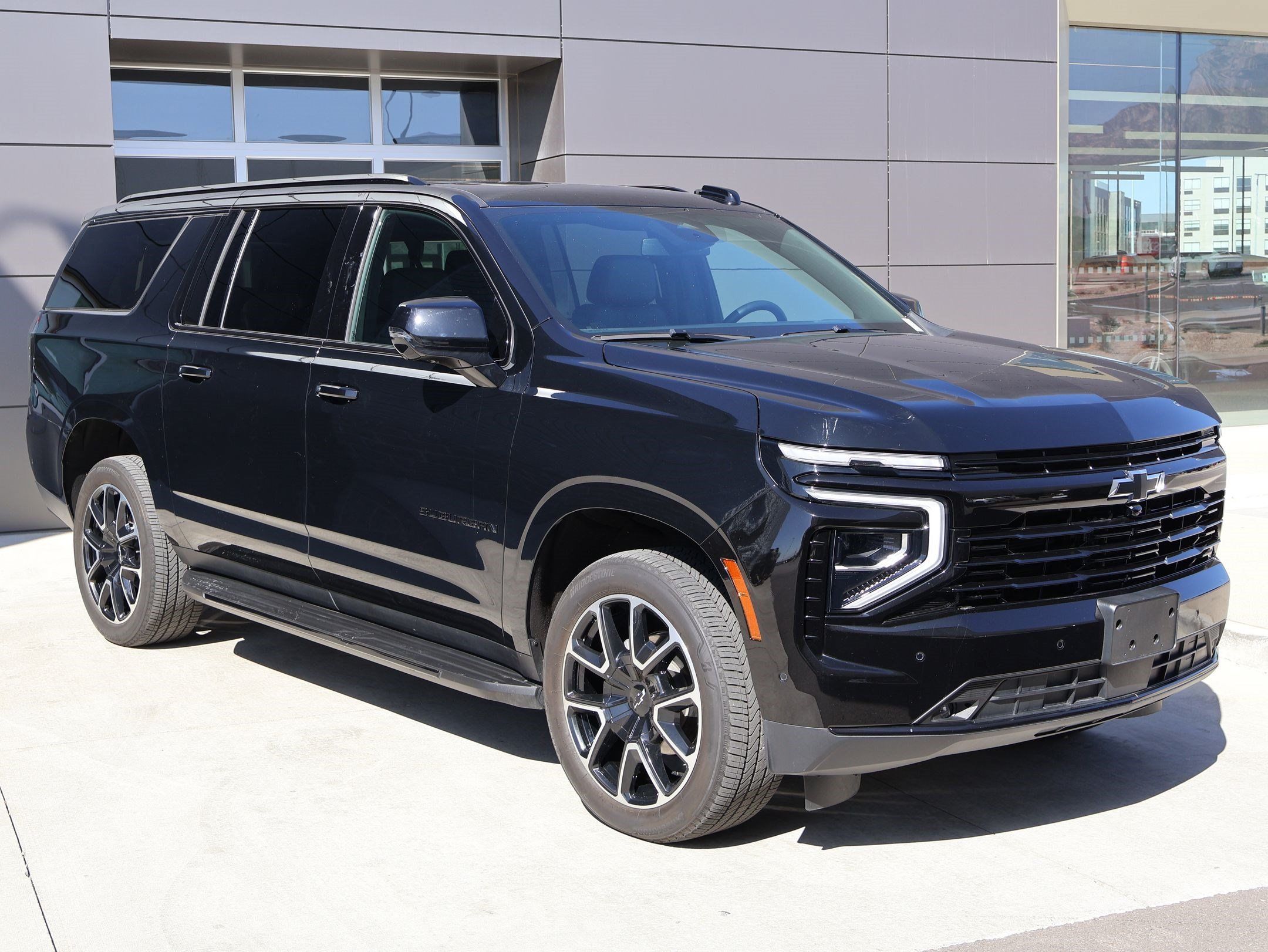 Used 2025 Chevrolet Suburban RST w/ Comfort Package AWD/4WD image 3