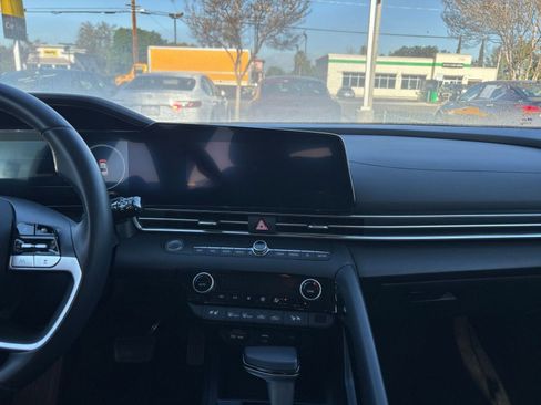 Used 2025 Hyundai Elantra Limited image 17