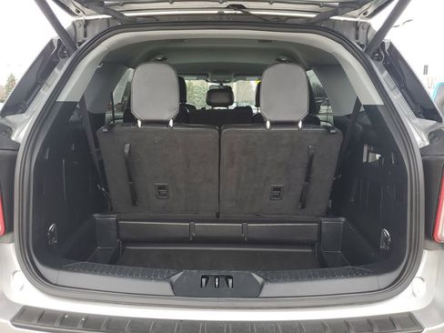 Used 2023 Ford Explorer XLT w/ Equipment Group 202A image 9