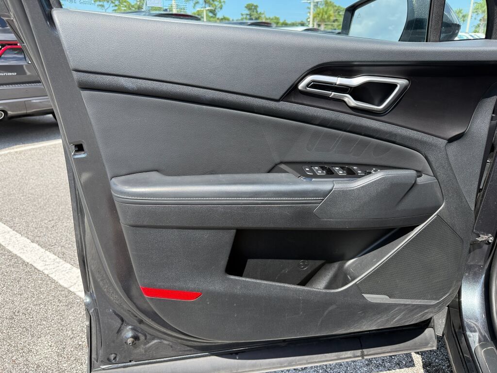 Used 2025 Kia Sportage EX FWD image 17