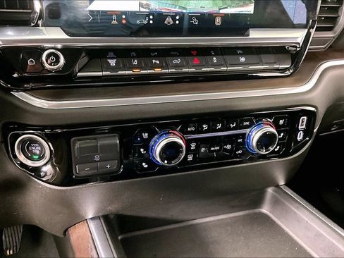 Used 2025 GMC Sierra 2500 SLT w/ SLT Premium Package image 16