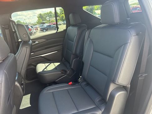 Used 2025 Chevrolet Traverse LT FWD image 14