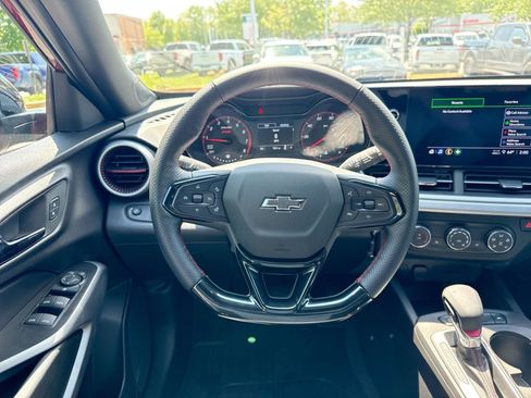 Used 2025 Chevrolet Trax RS FWD image 16