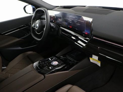 Used 2025 BMW 530i xDrive w/ Premium Package image 35