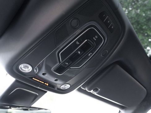 Used 2018 Bentley Bentayga image 45