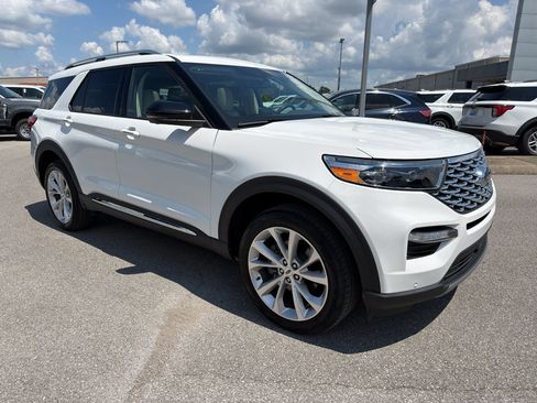 Used 2023 Ford Explorer Platinum w/ Technology Package AWD/4WD image 3