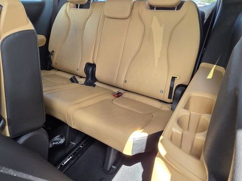 Used 2023 Kia Carnival EX FWD image 11