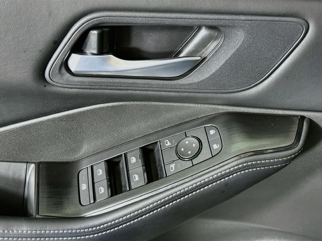 Certified 2025 Nissan Rogue SV FWD image 22
