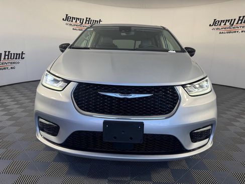 Used 2024 Chrysler Pacifica Limited FWD image 4