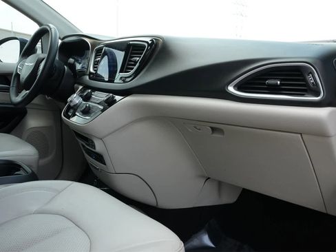 Used 2017 Chrysler Pacifica Touring-L Plus w/ Tire & Wheel Group image 23