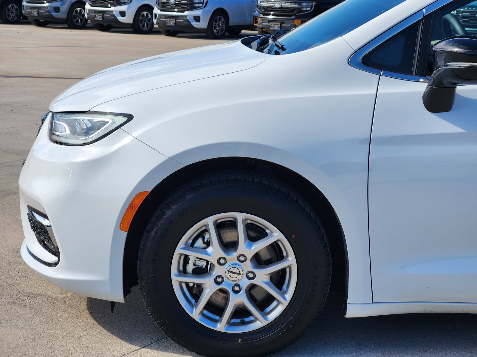 Used 2025 Chrysler Pacifica Select FWD image 12