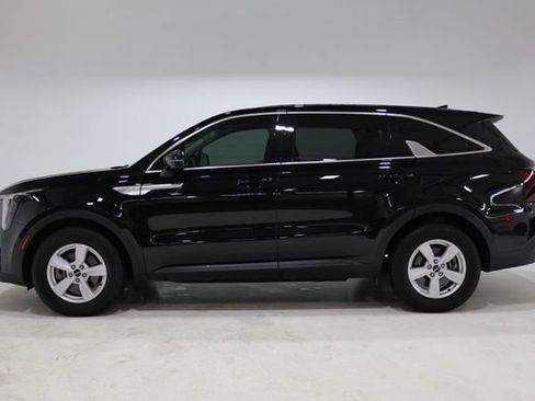 Used 2025 Kia Sorento LX FWD image 4