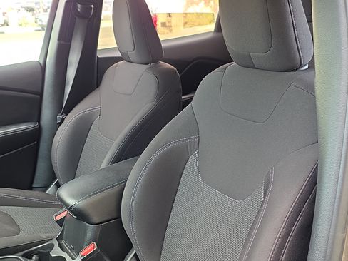 Used 2019 Jeep Cherokee Latitude w/ Popular Appearance Group AWD/4WD image 12