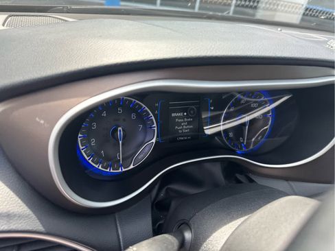 Used 2017 Chrysler Pacifica Touring-L w/ Tire & Wheel Group FWD image 7