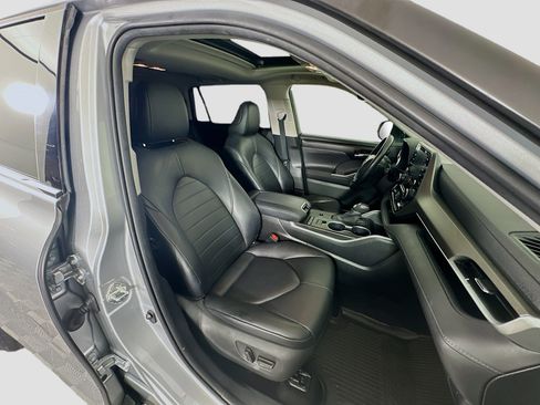 Used 2020 Toyota Highlander XLE FWD image 33
