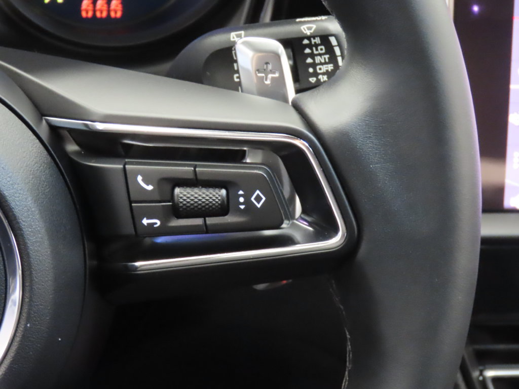 Certified 2026 Porsche Macan AWD/4WD image 22