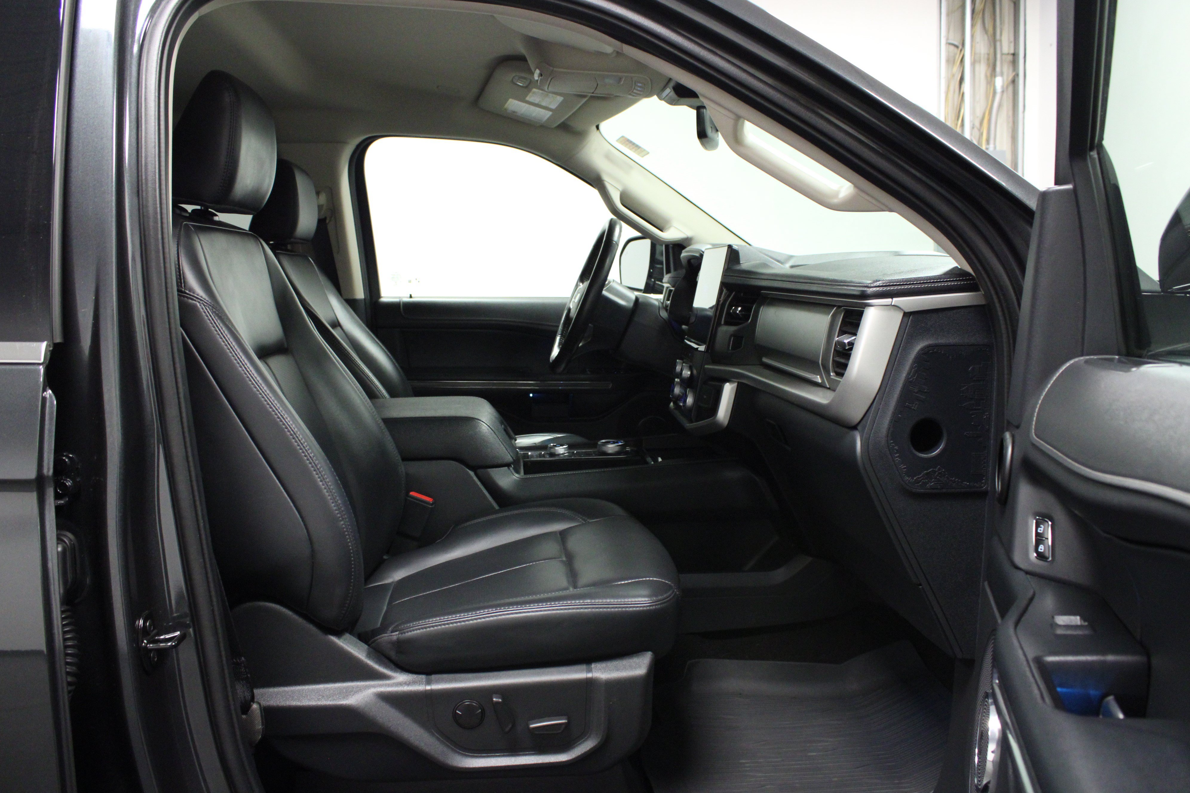 Used 2023 Ford Expedition XLT AWD/4WD image 16