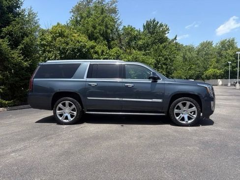 Used 2019 Cadillac Escalade ESV Luxury AWD/4WD image 10