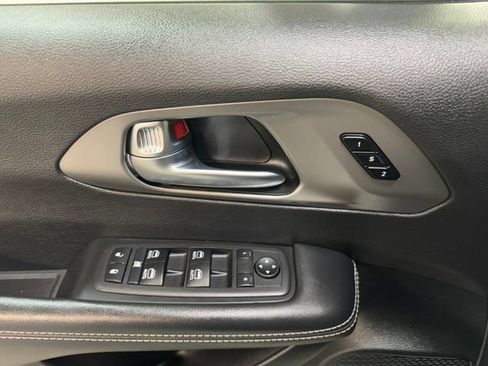 Used 2025 Chrysler Pacifica Select FWD image 12