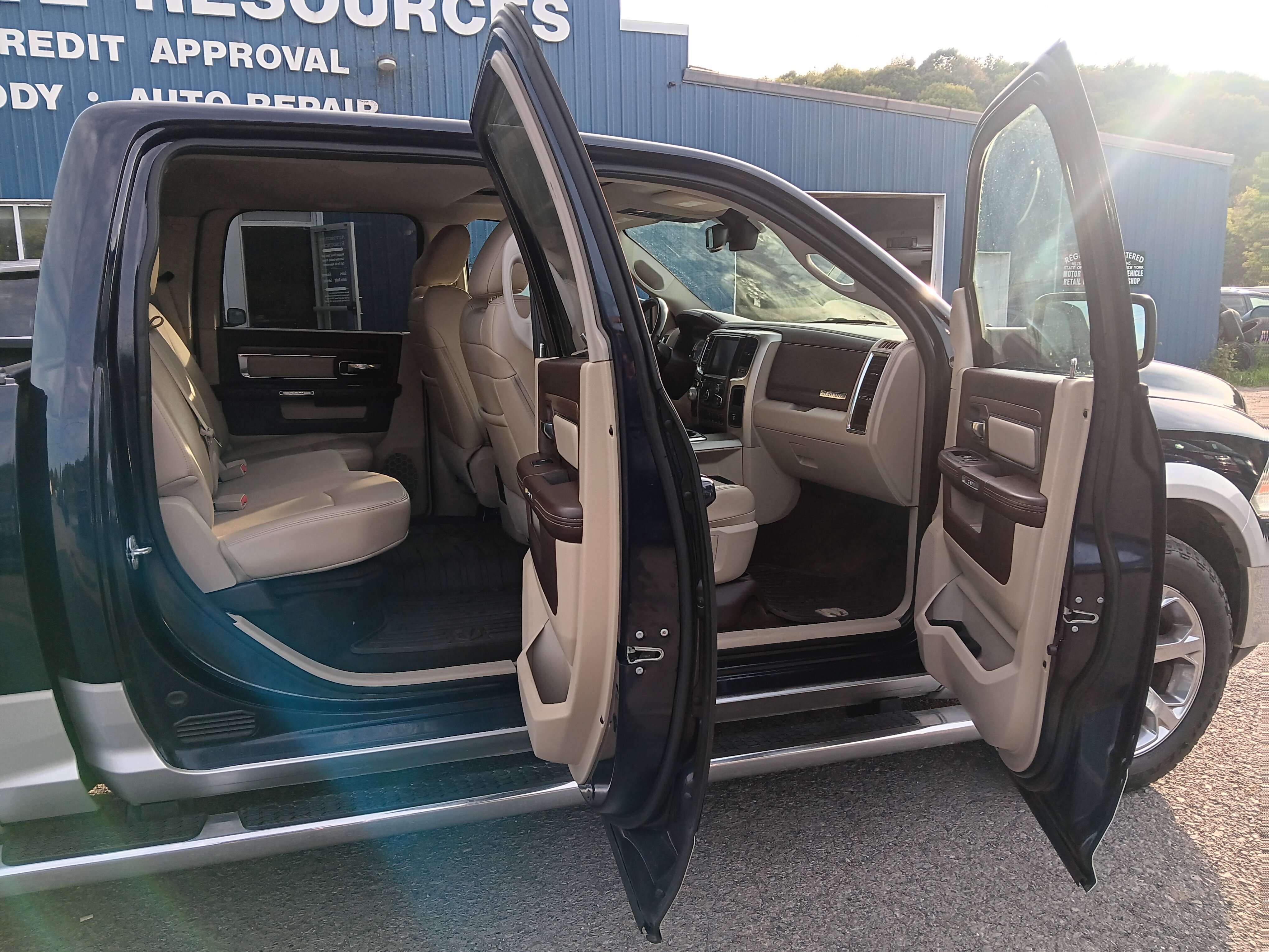 Used 2015 RAM 1500 Laramie w/ Convenience Group AWD/4WD image 8