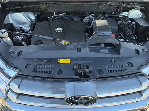 Used 2017 Toyota Highlander AWD V6 image 24