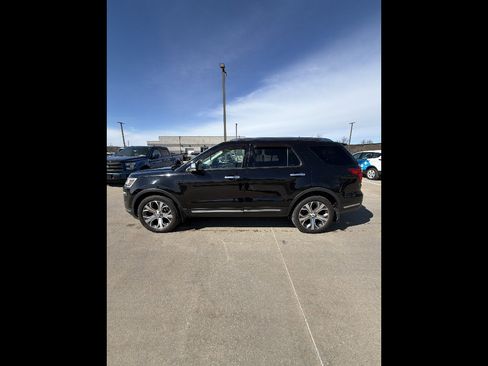 Used 2019 Ford Explorer Limited w/ Limited Luxury Package image 2