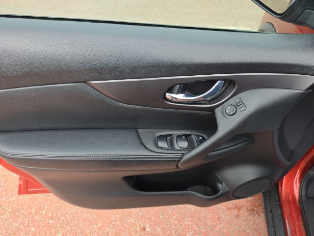 Used 2016 Nissan Rogue SV AWD/4WD image 10