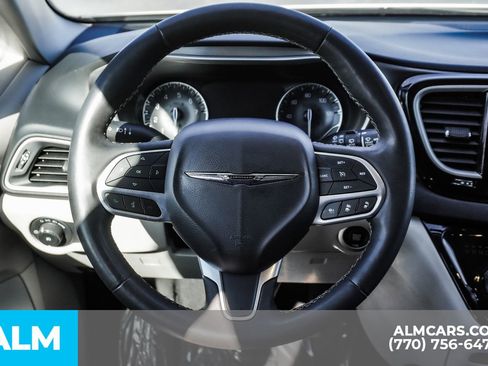 Used 2023 Chrysler Pacifica Touring-L image 30