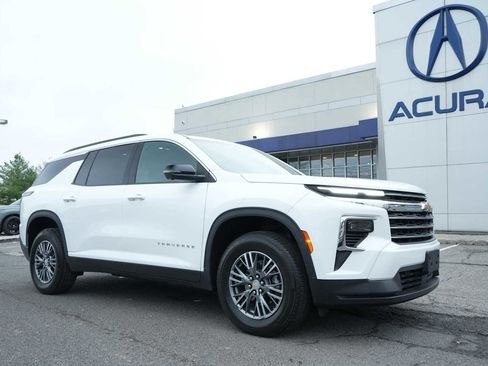Used 2024 Chevrolet Traverse LT FWD image 1