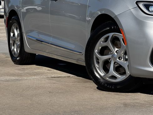 Used 2023 Chrysler Pacifica Limited image 3