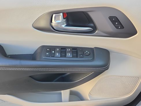 Used 2023 Chrysler Pacifica Touring-L image 23