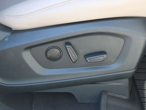Used 2023 Ford Explorer XLT w/ Equipment Group 202A AWD/4WD image 27