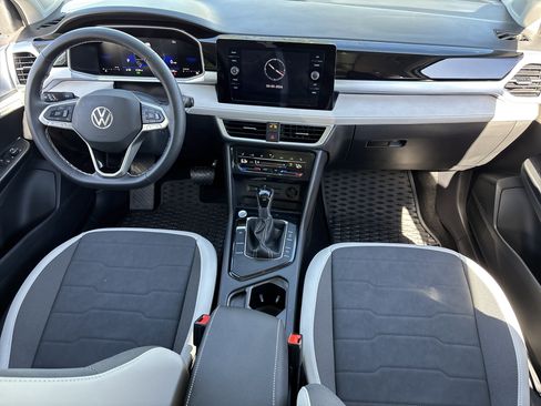 Used 2025 Volkswagen Taos SE w/ Panoramic Sunroof Package image 13