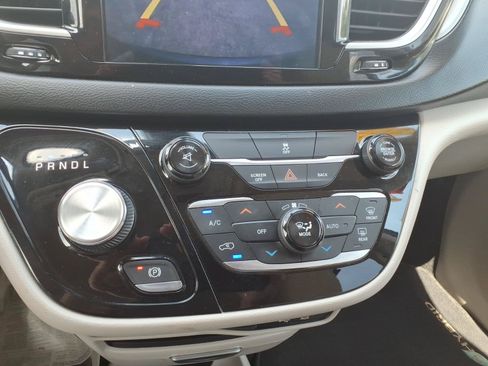 Used 2017 Chrysler Pacifica Touring Plus FWD image 10