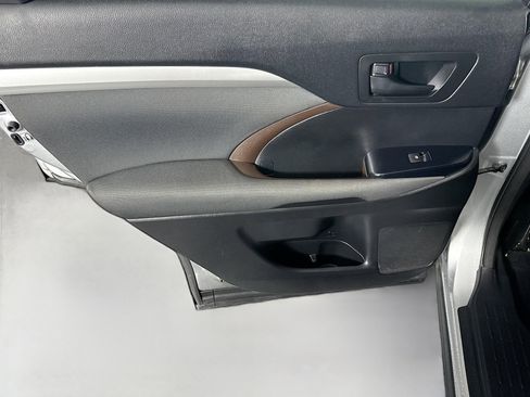 Used 2017 Toyota Highlander LE w/ Carpet Mat Package FWD image 25