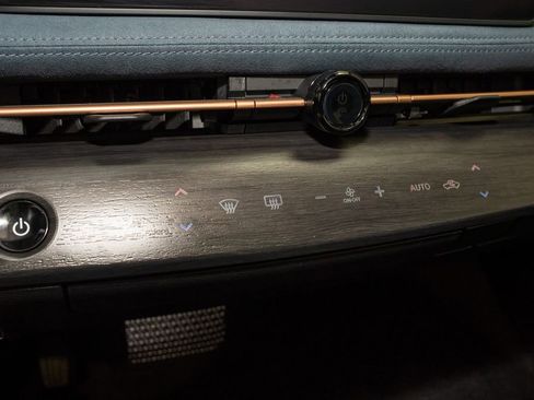 Certified 2025 Nissan Ariya Platinum image 17