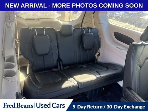 Used 2024 Chrysler Pacifica Touring-L image 12