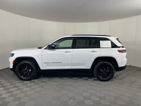 Certified 2025 Jeep Grand Cherokee Altitude AWD/4WD image 3