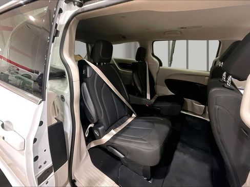 Used 2022 Chrysler Voyager LX image 26