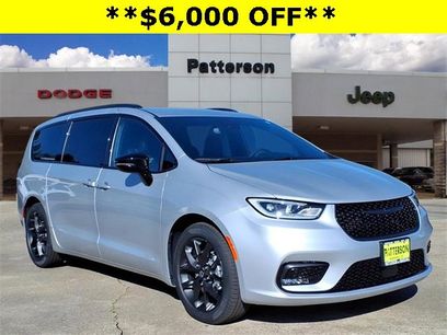 New 2026 Chrysler Pacifica Select